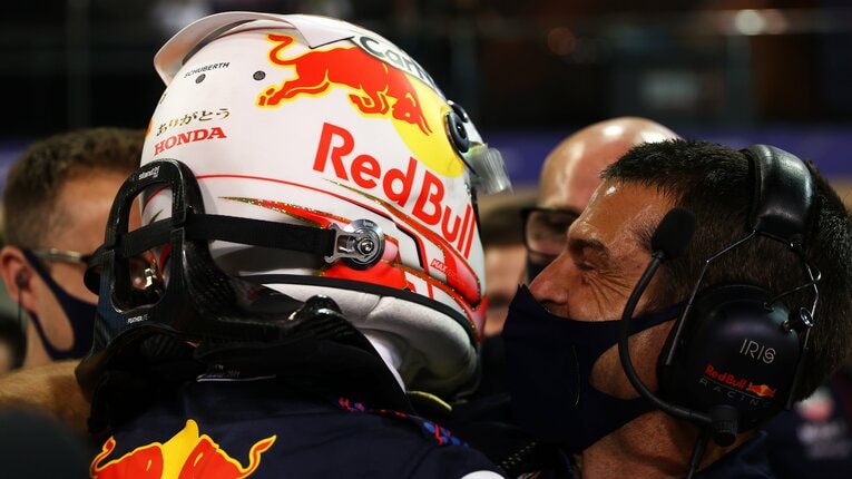 予選でPPを確定させ祝福されるフェルスタッペン。ヘルメットの後頭部に「ありがとうHONDA」の文字が見える