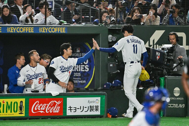 大谷と佐々木のハイタッチ　©Nanae Suzuki