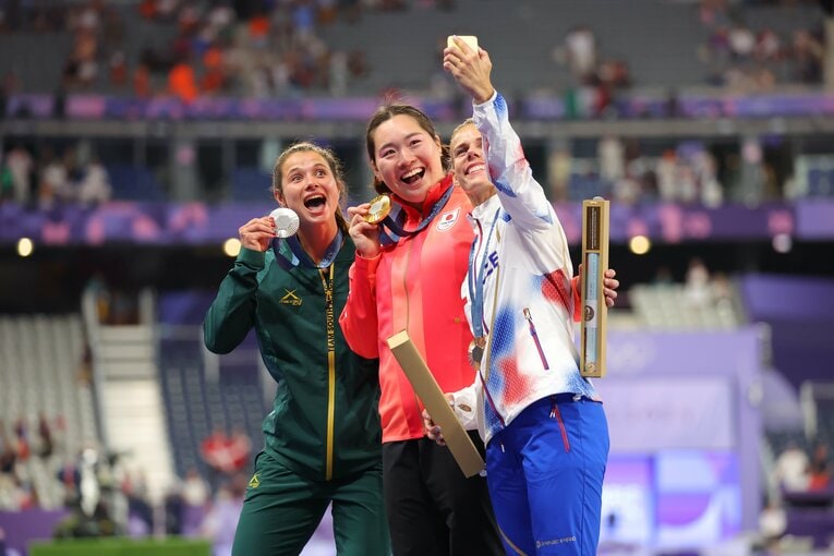 表彰台で肩を組んで自撮り撮影するオグロドニコワ（右）と北口、ファンダイク（左）©︎Ryosuke Menju / JMPA