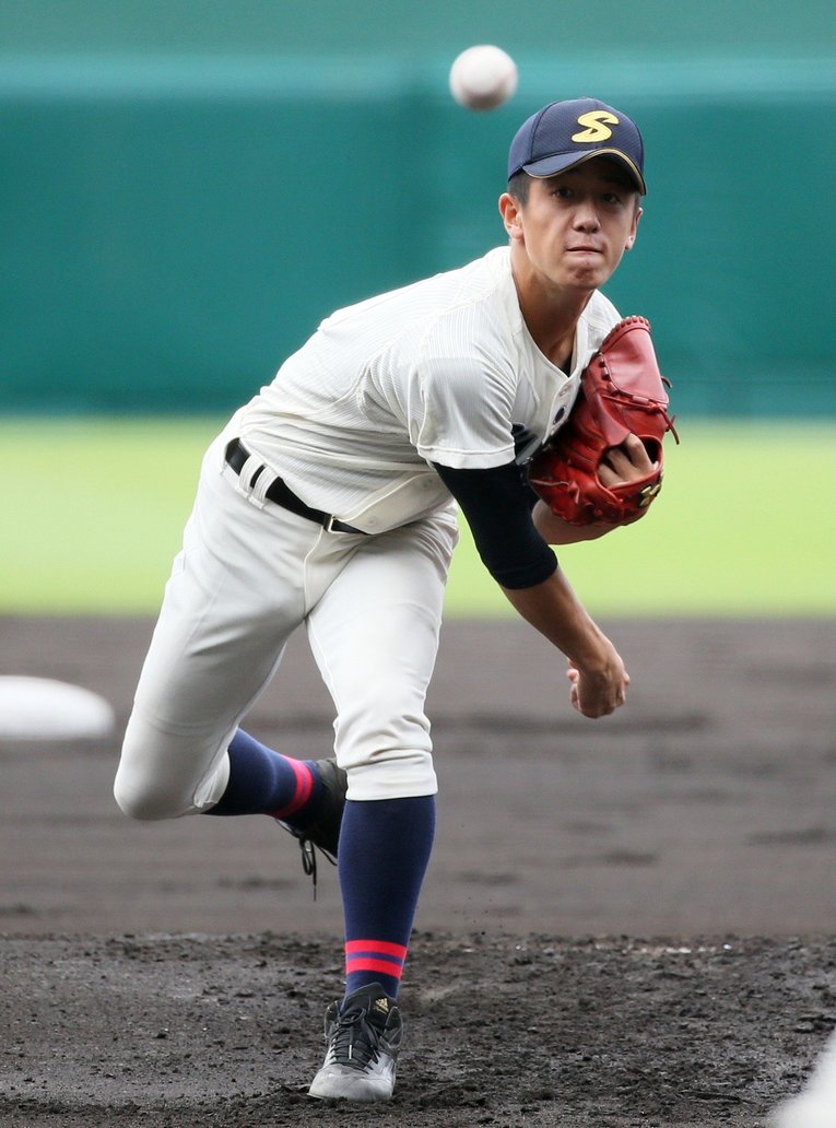 京都成章では1年夏からベンチ入り。3年夏はエース兼主将として19年ぶりの甲子園出場に導いている（2017年）　©︎JIJI PRESS