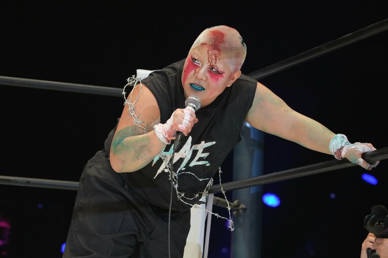 マイクを手にする刀羅ナツコ　©Essei Hara