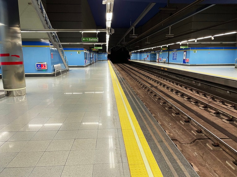 誰もいなかった駅構内©Daisuke Nakashima