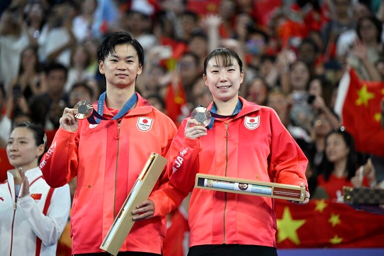 表彰式での笑顔。仲良し！　©Asami Enomoto/JMPA