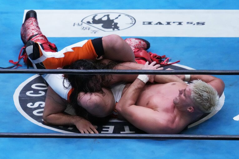 アームバーで辻を捕らえたザック　©Essei Hara