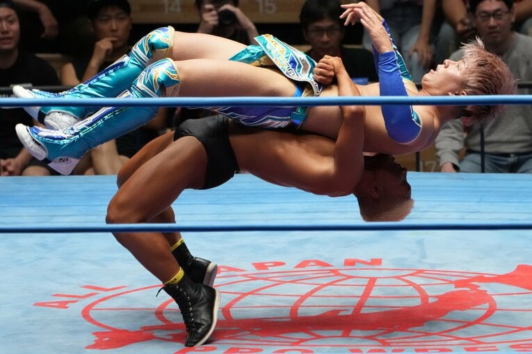 身長161cm、小柄なエル・リンダマンのジャーマンスープレックス