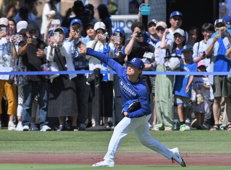 試合前の“遠投”ルーティーン　©JIJI PRESS