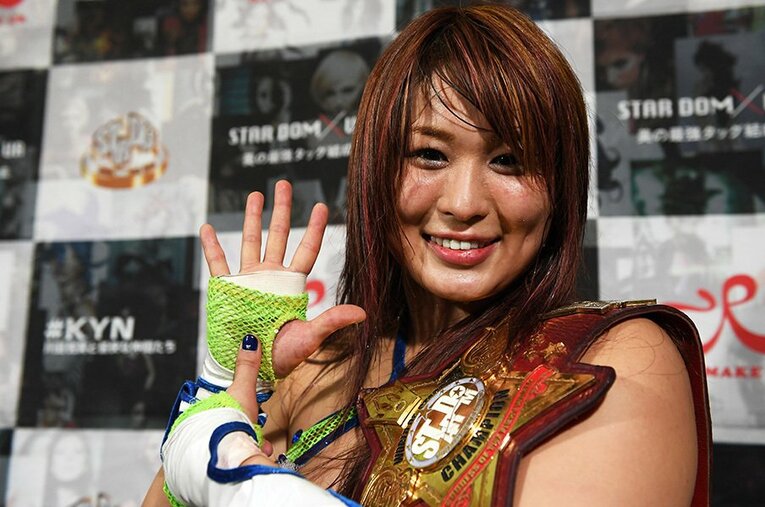 “赤いベルト”6度目の防衛を果たした紫雷。昨年ワンダー・オブ・スターダム王座を獲得した時には、団体の5大王座を全制覇した紫雷なのだが……。 ／ photograph by Essei Hara