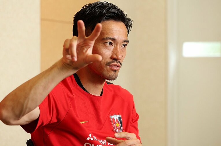 2010年の夏にレスターへ移籍し、ゴールも決めた阿部勇樹。彼の万能性はイングランドでも評価の対象だった。 ／ photograph by Shigeki Yamamoto