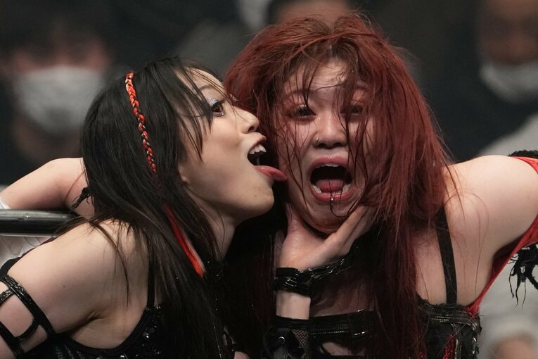 鈴季すずの顔を舐める上谷沙弥　©Masashi Hara