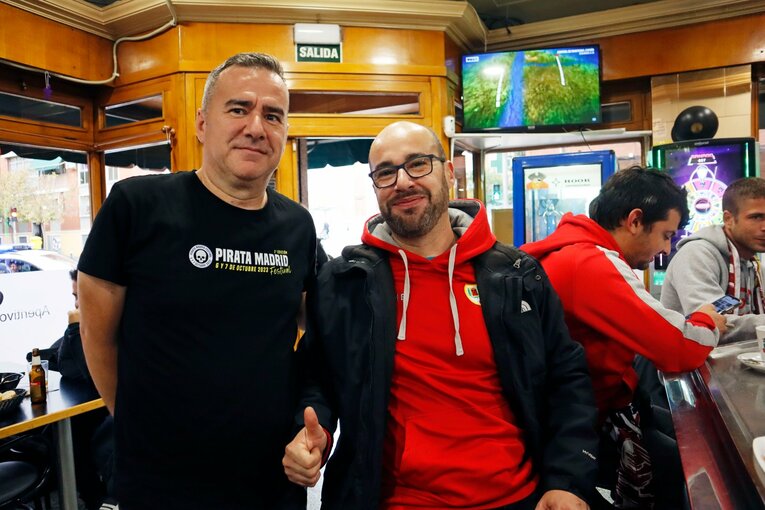 「ラージョはこの地区のチーム、昔からのファンなんだ」。クラシコを見る時はマドリー寄りで、“バルサなんてあり得ない”とのこと