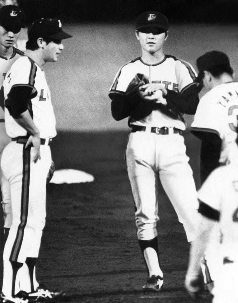 1981年、プロ初先発で打ち込まれた愛甲猛に声をかける落合博満　©Sankei Shimbun