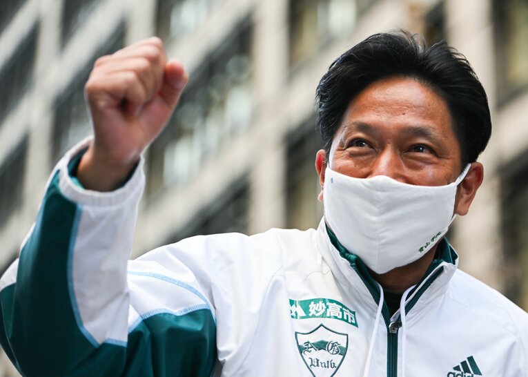 報道陣の前でガッツポーズを見せる原晋監督　©︎Nanae Suzuki