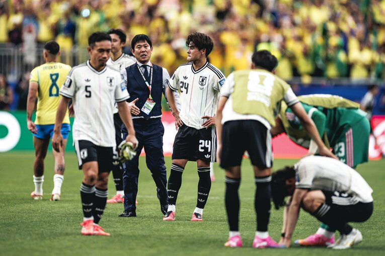 【テレビに映らなかったブラジル戦真相】試合後、涙、涙…ピッチに倒れ込む日本代表選手と励ます仲間たち。森保一監督の“痛恨の表情”も（写真は右に続きます）　©Kiichi Matsumoto/JMPA