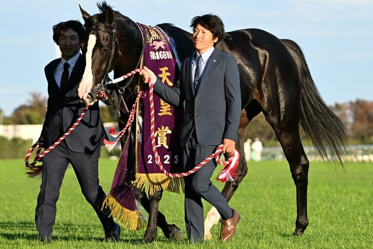 優勝レイをかけられたイクイノックス　©Keiji Ishikawa
