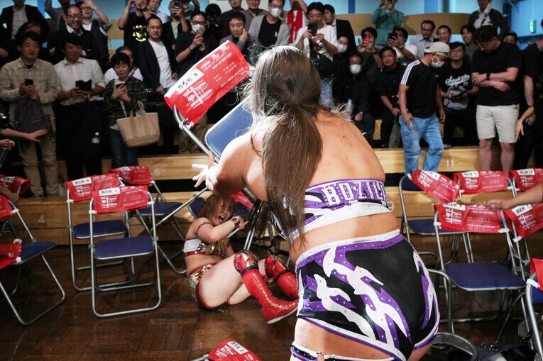 場外戦、Sareeeにイスを投げつけるボジラ　©Essei Hara