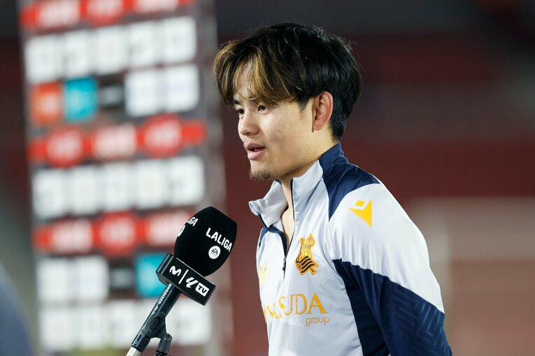 久保がインタビューを受ける裏では、歓声を上げるファン、そして邪魔をするようにブーイングを飛ばすサポーターもいた