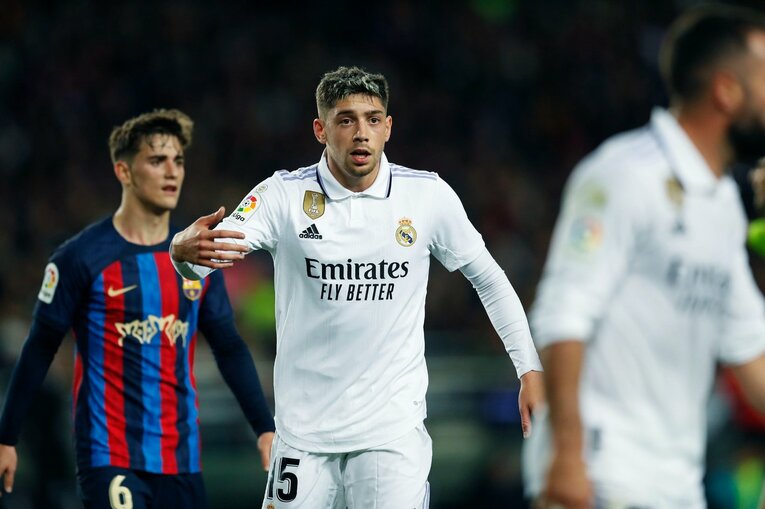 「バルサがメッシ退団後初のリーガ制覇」間近なクラシコの“喜びと憎しみ、一瞬のリスペクト”を撮った「18歳ガビが倒れたレアルDFを…」(24)