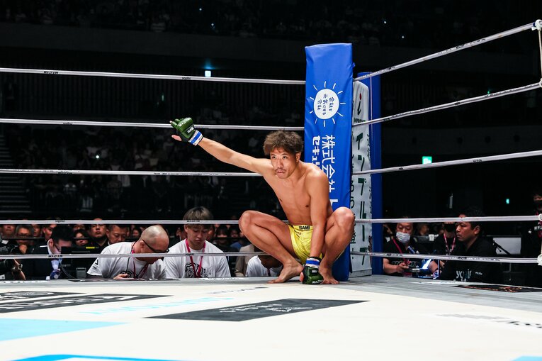 試合開始直前、コーナーで静かに鈴木を見つめる金原　©RIZIN FF Susumu Nagao