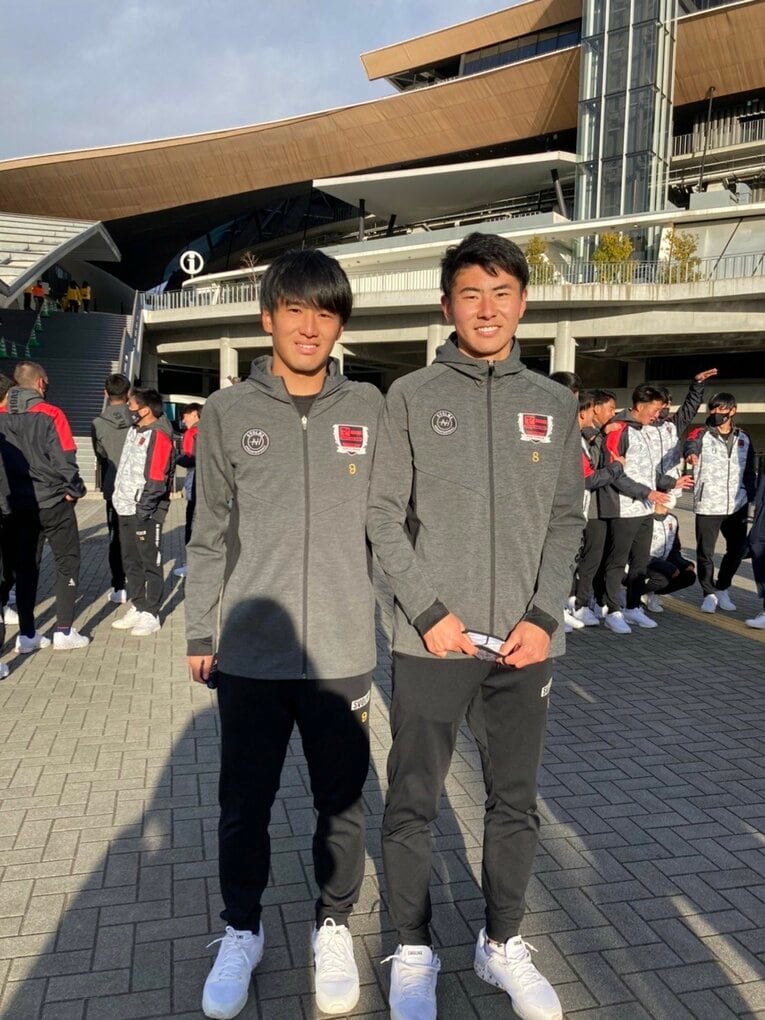 帝京大可児高時代の松永悠碁（左）と鈴木淳之介。松永は当時、プリンスリーグ東海で得点王に輝いている（本人提供）