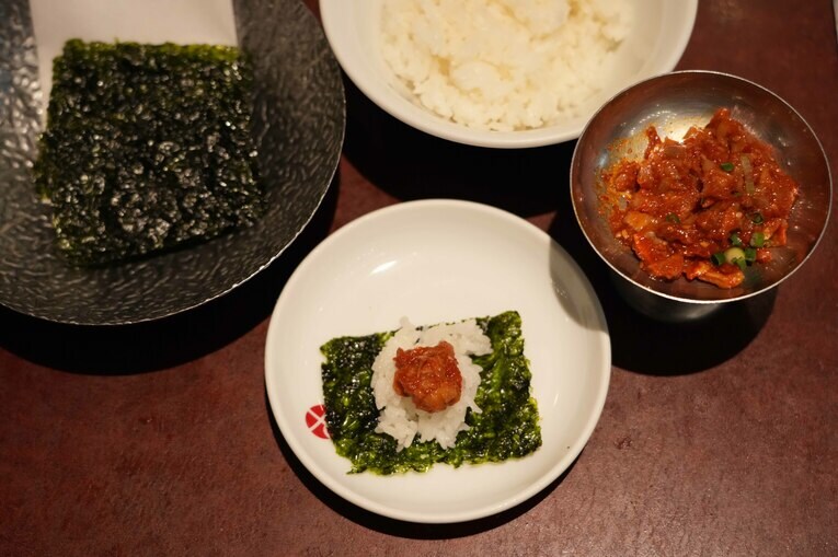 海苔と御飯とチャンジャで、猪木は器用に一口サイズの海苔巻きを作った