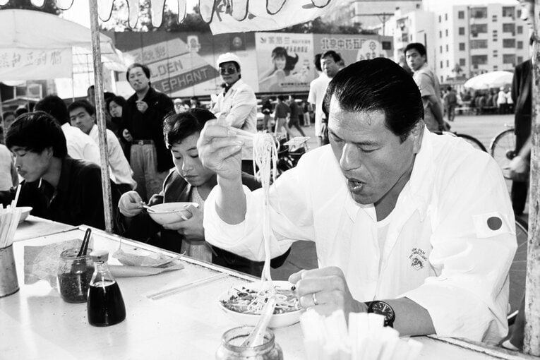 ハルビンの屋台で食事をする猪木