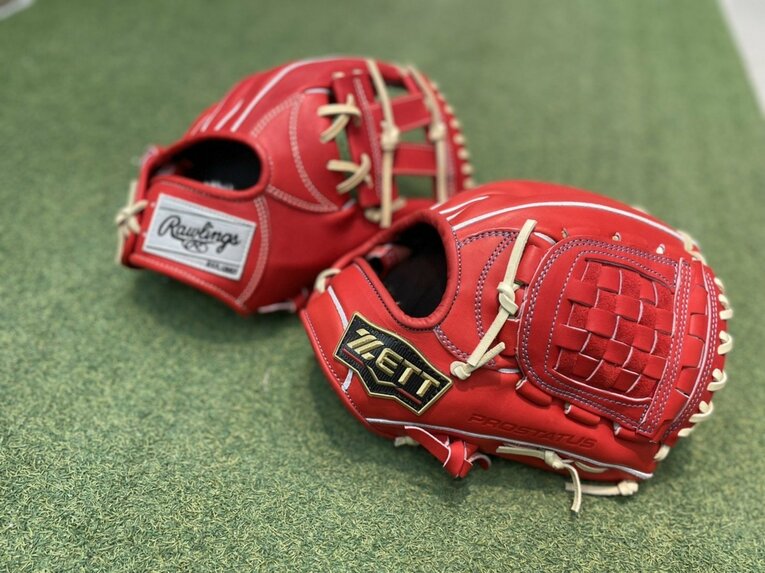 赤ベースで紐だけベージュ色のグラブ