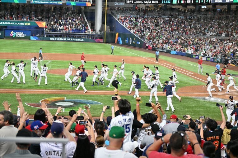 ホームインを喜んだ後はヒーロー村上のもとへ向かう（10/10）　©Naoya Sanuki