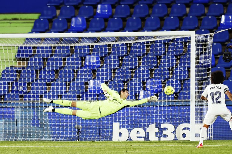 ファインセーブを見せるクルトワ©Daisuke Nakashima