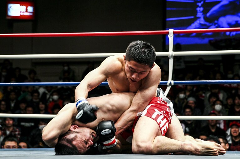 2013年の初対決で扇久保博正に鉄槌を振り下ろす堀口恭司　©Susumu Nagao