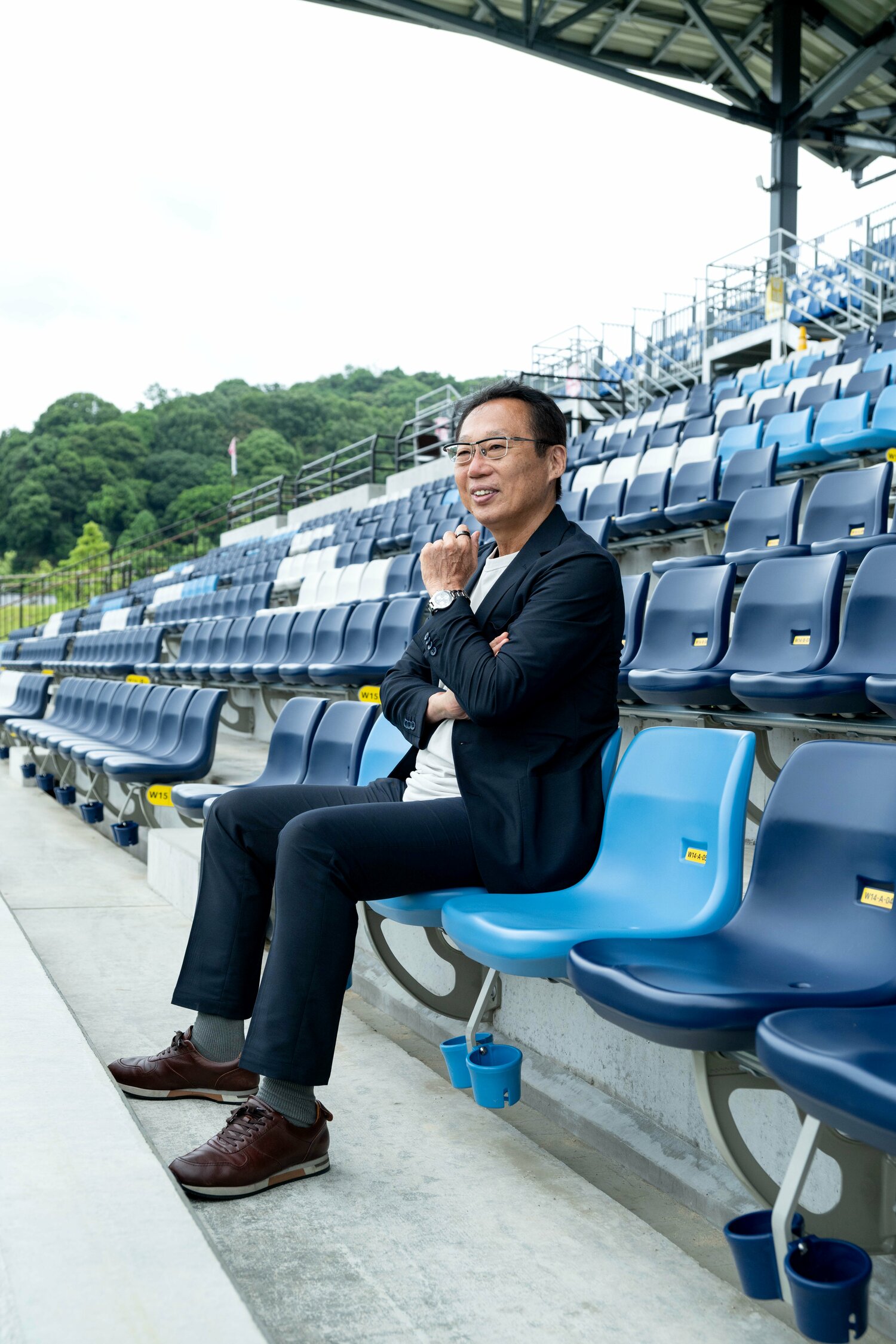 アシックス里山スタジアムでインタビューに応じた岡田武史　©︎Takashi Shimizu