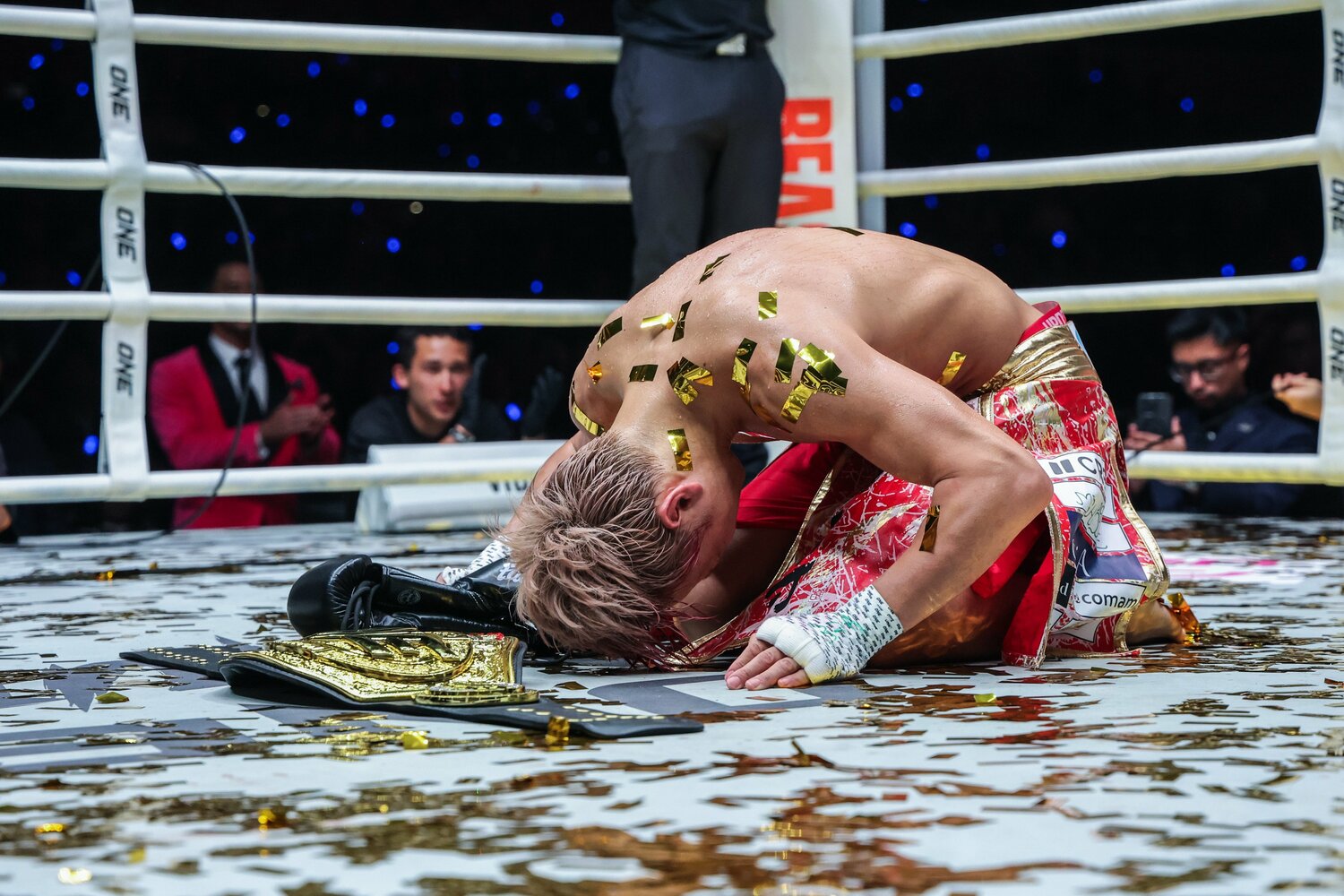 試合後、武尊はリングにベルトを置いた　©ONE Championship