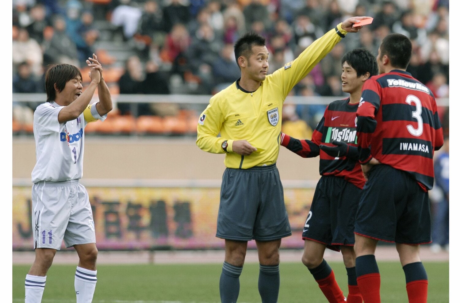 嫌われた審判 の引退試合に 最高のサプライズ 異例の釈明会見 無言電話 家本政明はあの大バッシングをどう乗り越えたのか 2 3 Jリーグ Number Web ナンバー