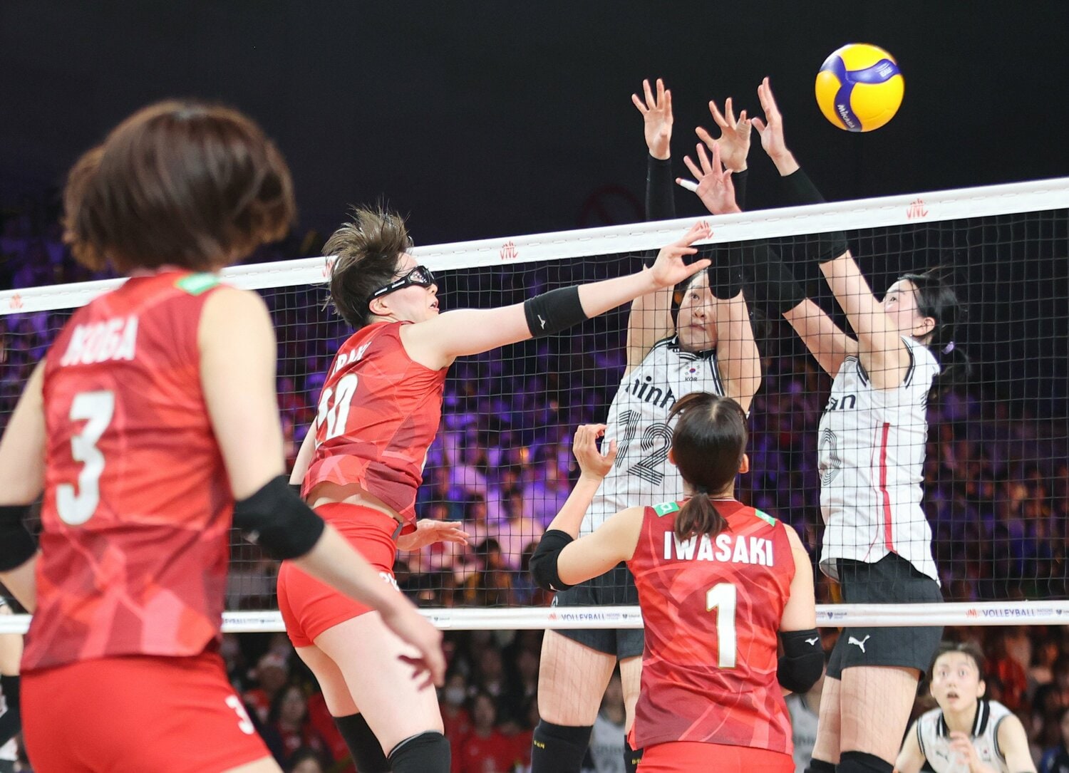 韓国戦、第1セットからポイントを奪う荒木。この伏線には関から岩崎への助言があった　©︎JIJI PRESS