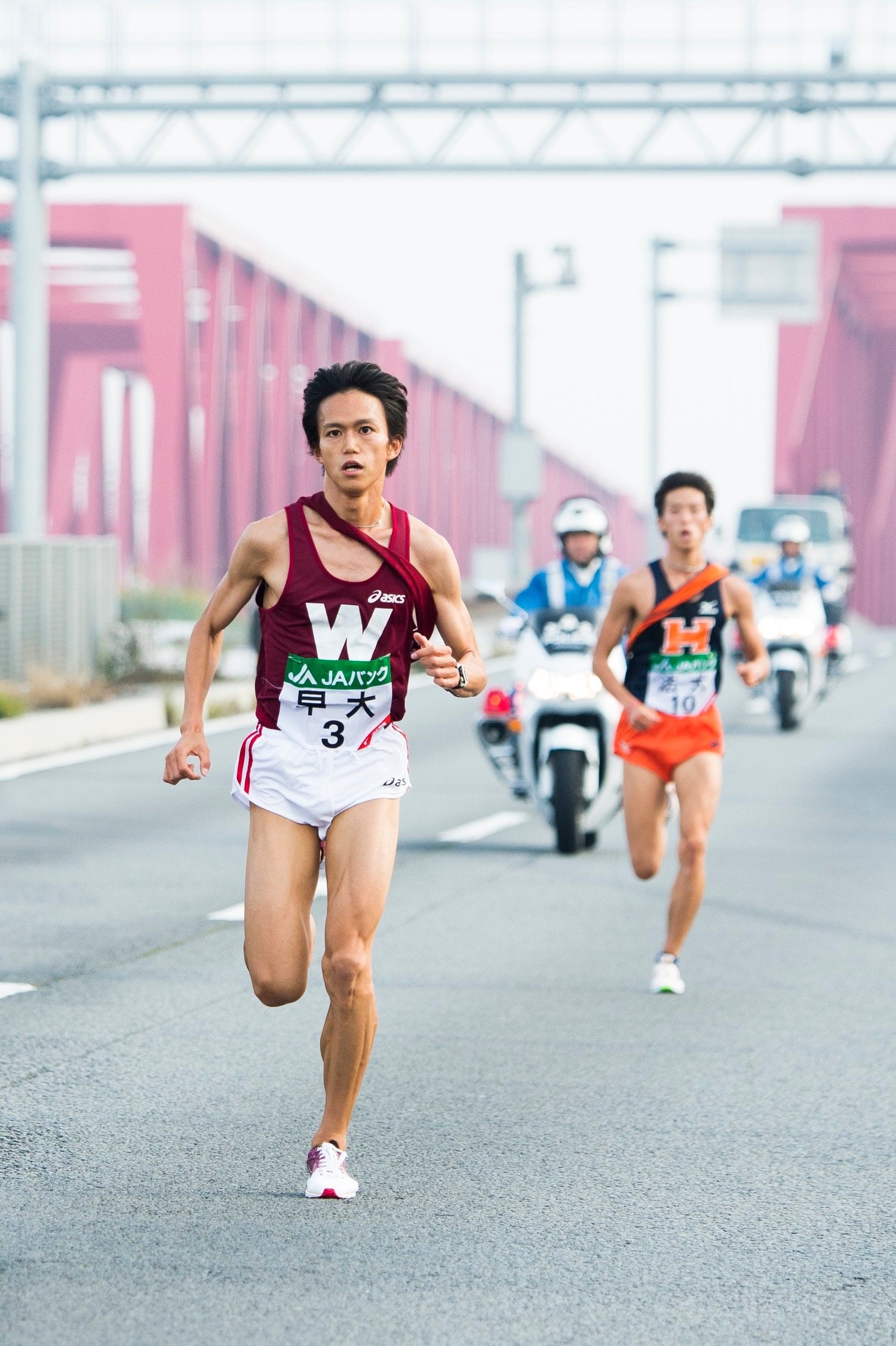 大学4年時に全日本大学駅伝2区を走る大迫傑。服部勇馬らを抑えて区間賞を獲得した　©Asami Enomoto