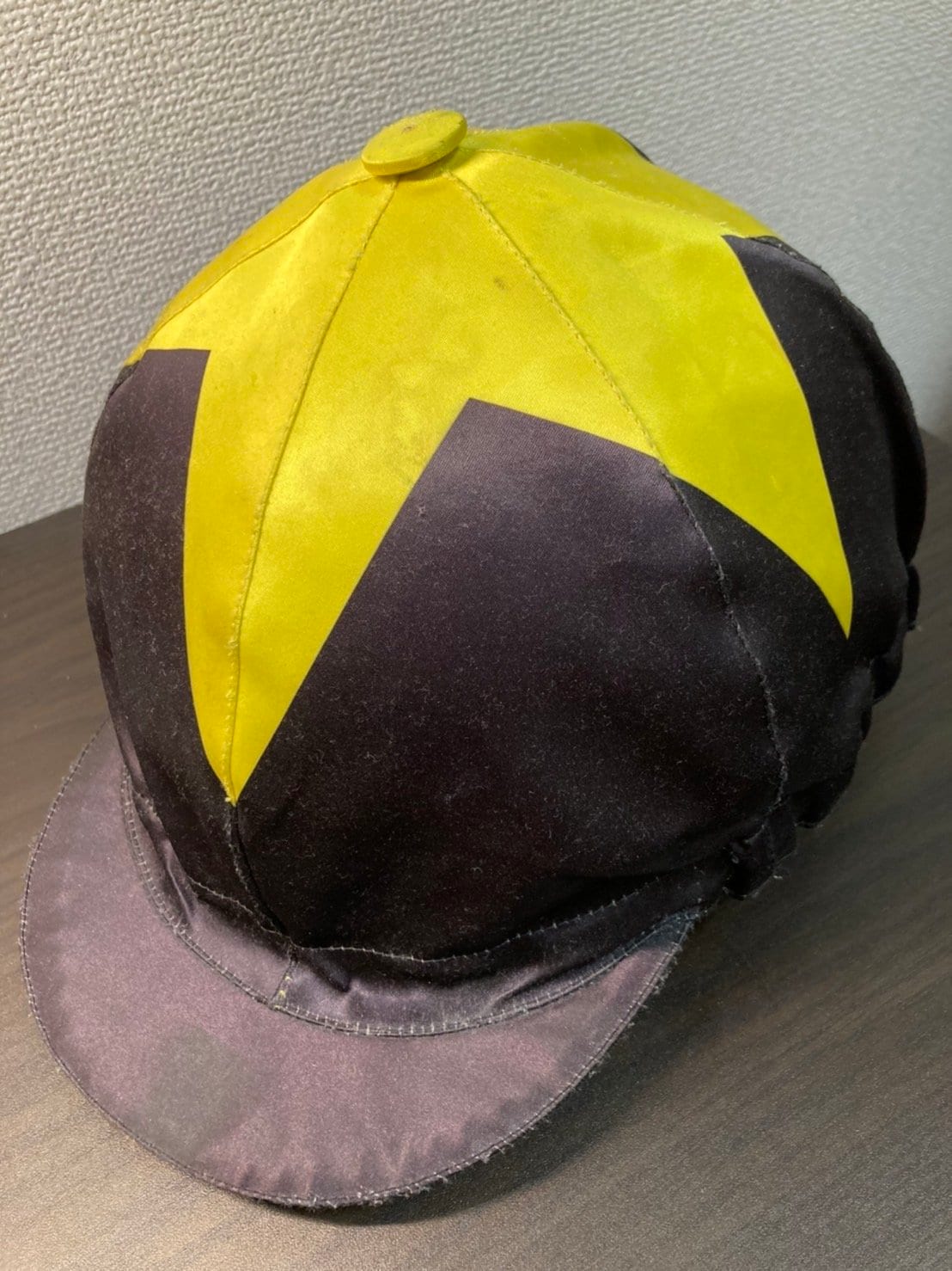 見習い時代に筆者が自分でデザインしたヘルメット　©Shimpei Matsushita