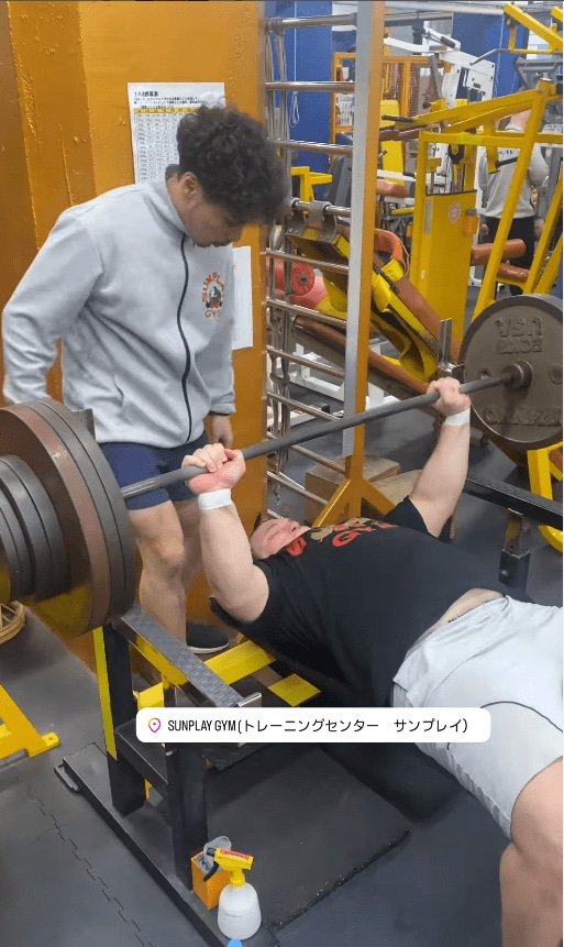 渡辺さん（左）の指導でベンチプレス200kgをこなす安青錦　©サンプレイInstagramより