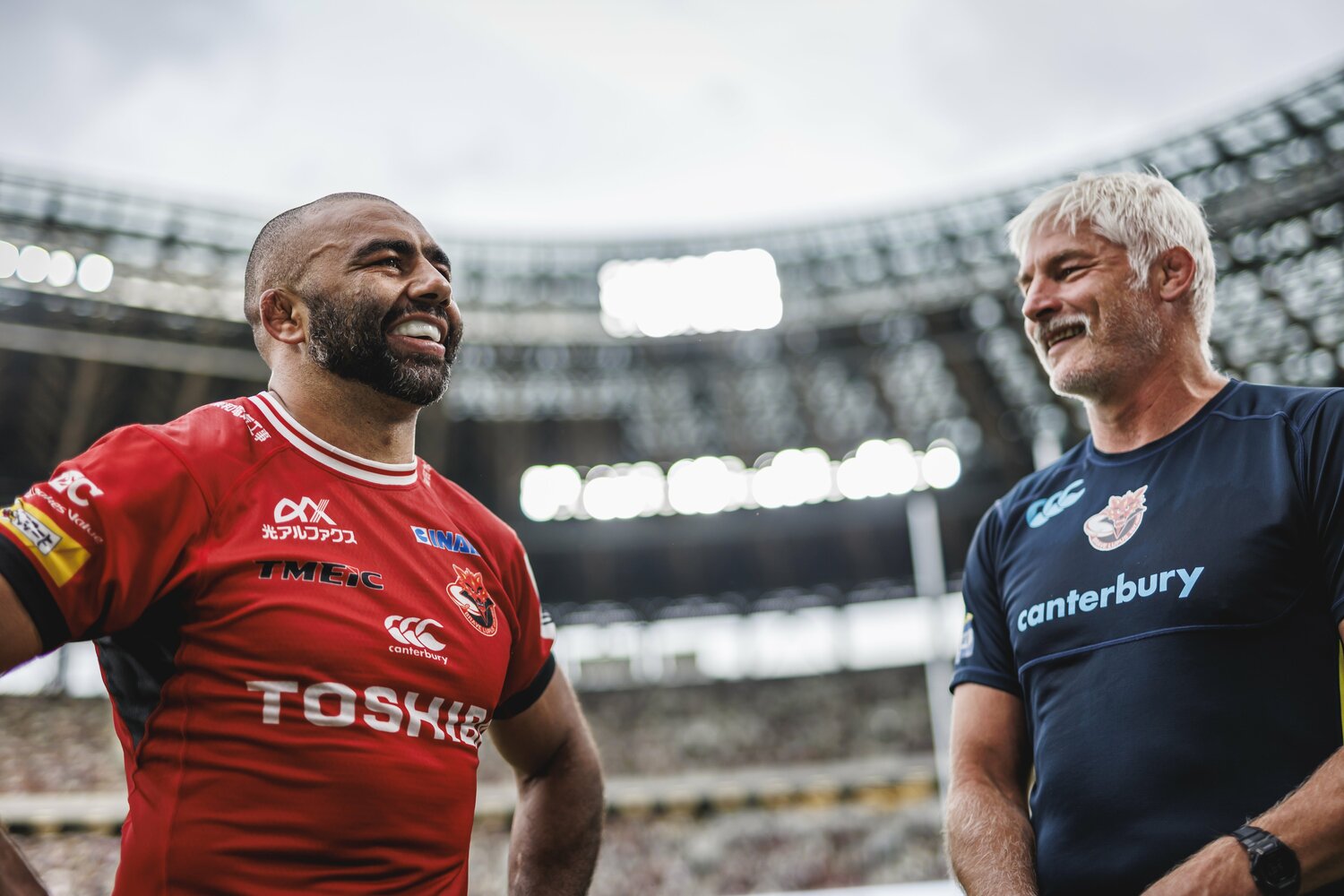 2019年からチームを率いるトッド・ブラックアダーHC（右）。優勝を誓った今季、主将リーチにこだわった　©︎Kiichi Matsumoto