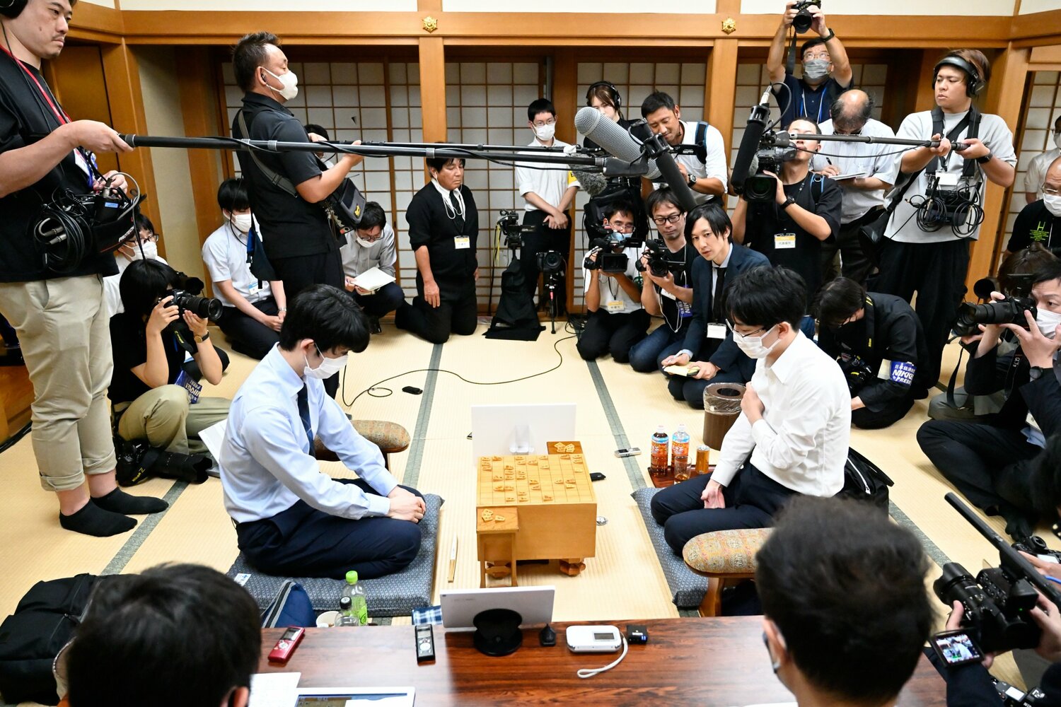 2023年には王座戦挑戦者決定戦などで対局している2人だが、タイトル戦では久々の顔合わせとなる　©Keiji Ishikawa