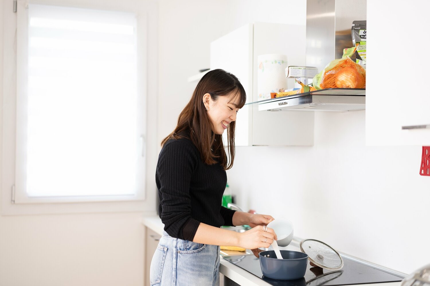 イタリアの自宅に取材陣を招いてくれた関。人生初めての一人暮らしも楽しんでいる様子だった「つくった料理はスマホで写真撮ってます」©︎Takahisa Hirano