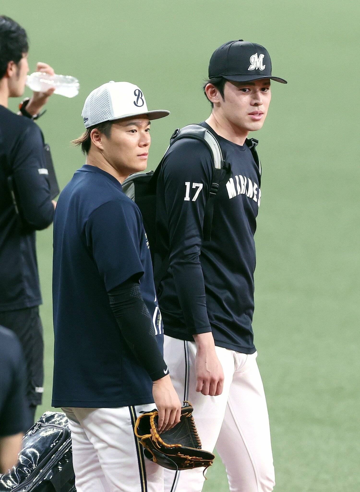 一昨年10月、試合前に言葉を交わすオリックス（当時）の山本由伸とロッテの佐々木朗希　©JIJI PRESS