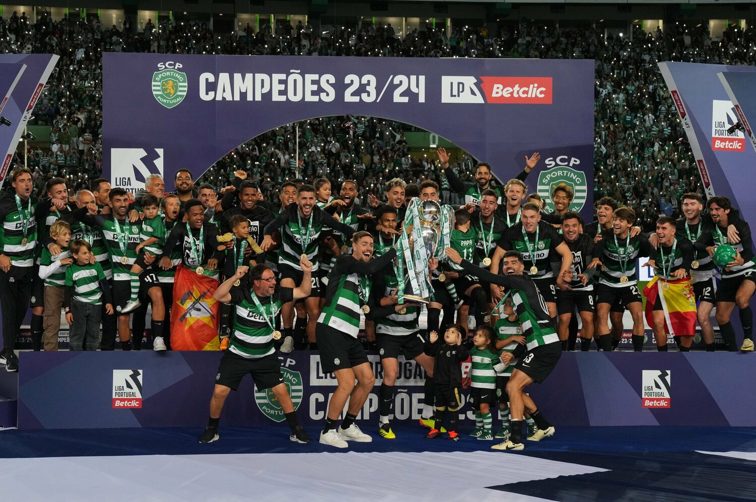 リーグ優勝時、控えめなポジションながら守田もニッコリ ©Getty Images