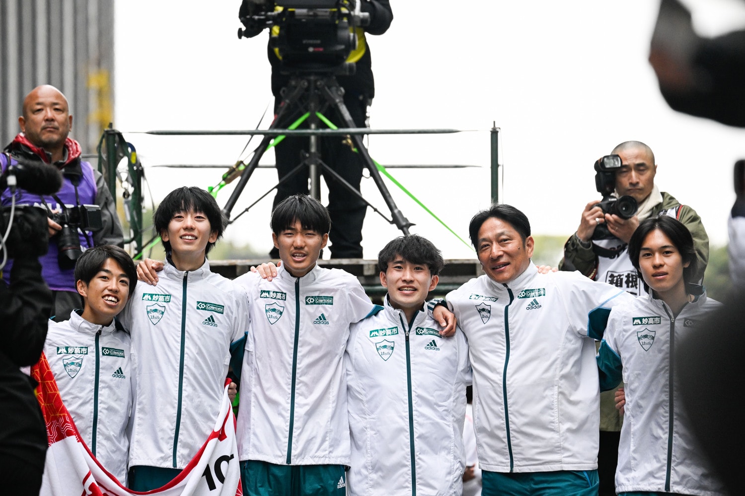 箱根駅伝ゴールで、アンカー宇田川瞬矢（2年）を待つ青学大のメンバー。一番左がキャプテン志貴勇斗（4年）　©Nanae Suzuki