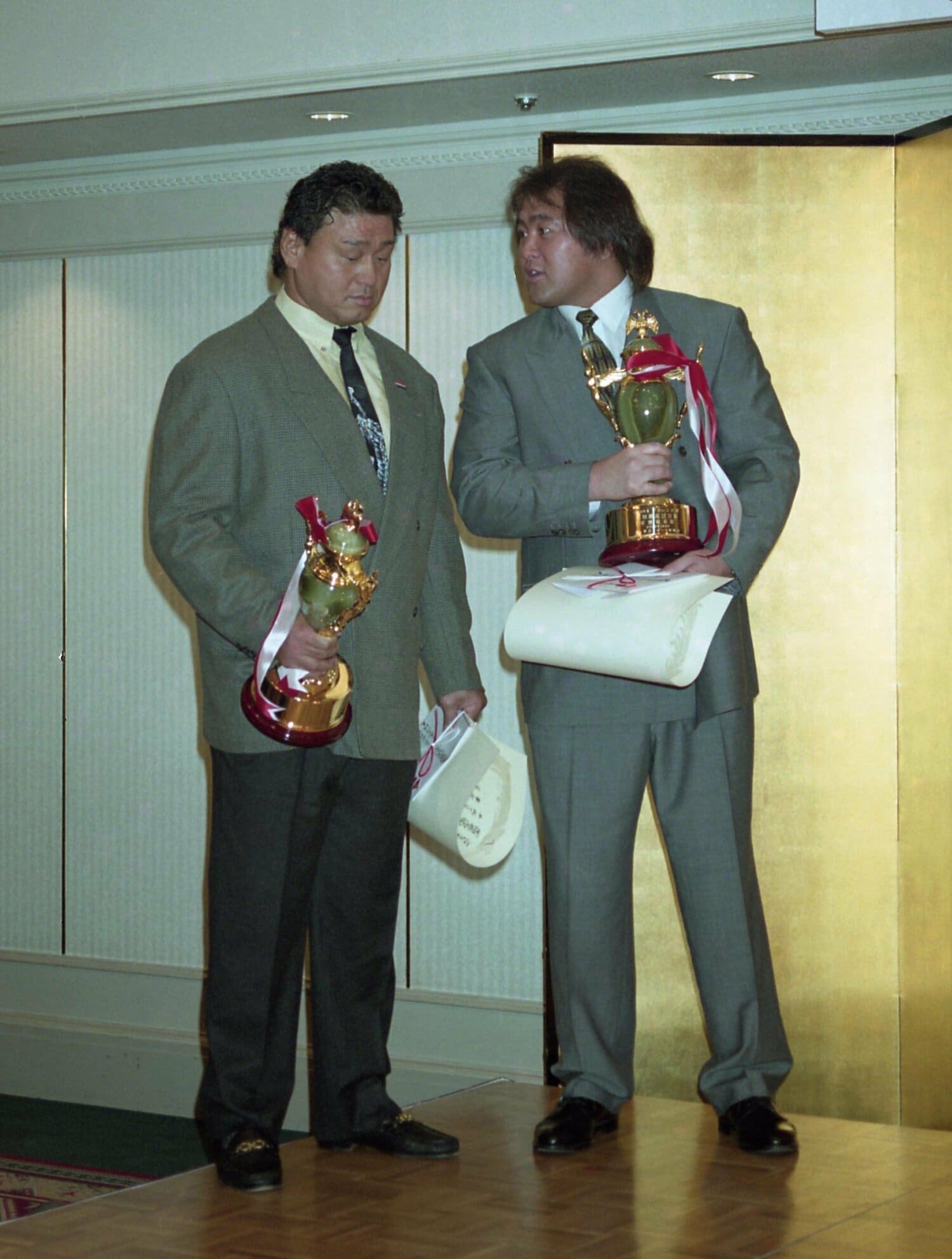 1999年プロレス年間大賞のベストバウトに選ばれトロフィーを受けた武藤（右）と天龍　©︎東京スポーツ新聞社