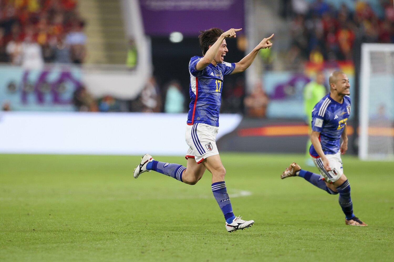 VARチェックの末にゴールが認められ、歓喜する田中碧　©Kaoru Watanabe/JMPA