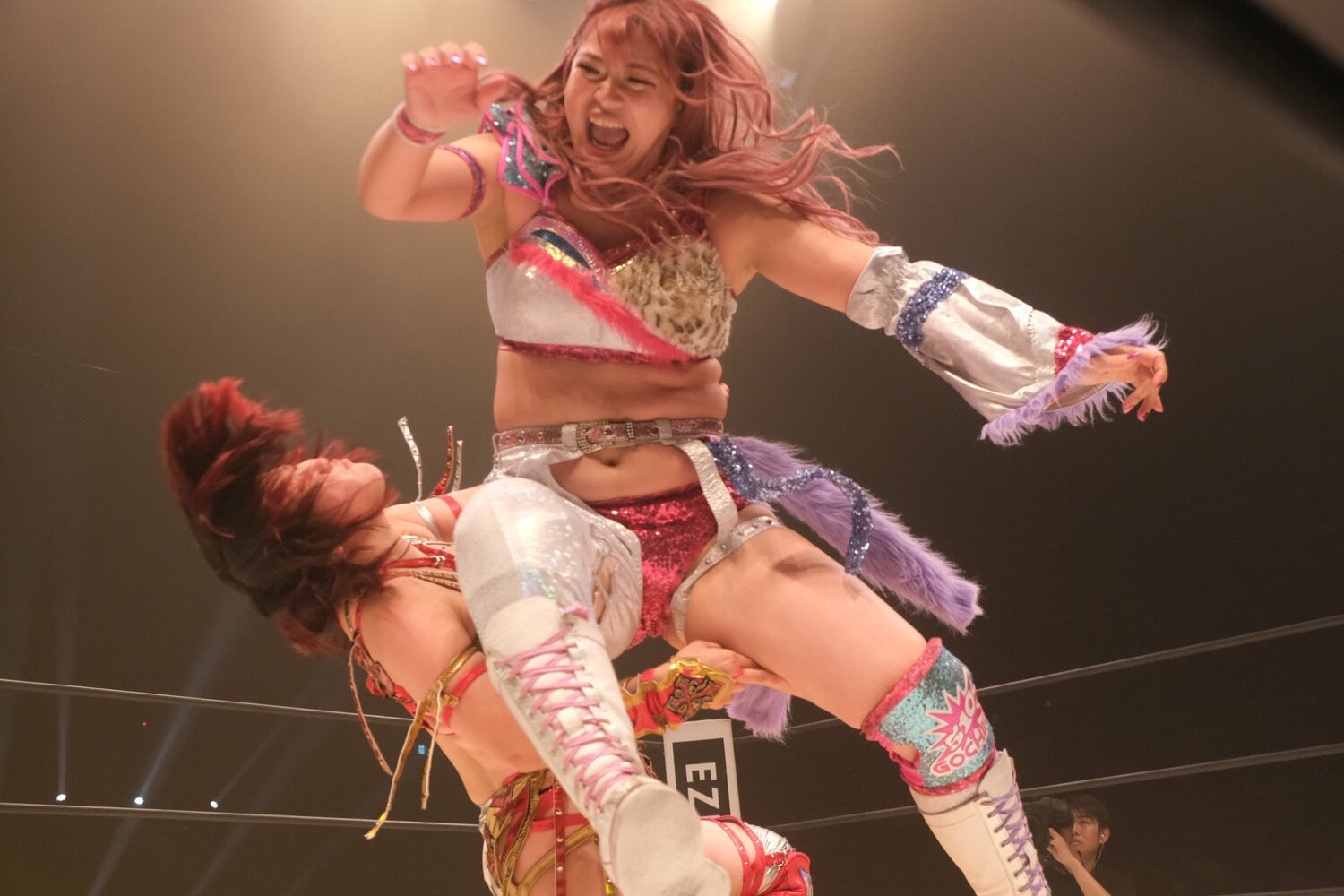 “先生”と呼ぶ林下詩美とのシングルマッチ、パワフルなヒップアタックをお見舞いする