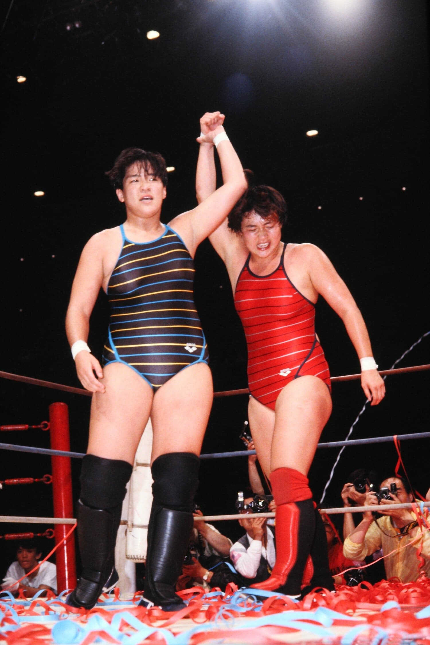 長与千種の引退記念試合にて、長与を称えるライオネス飛鳥　©AFLO