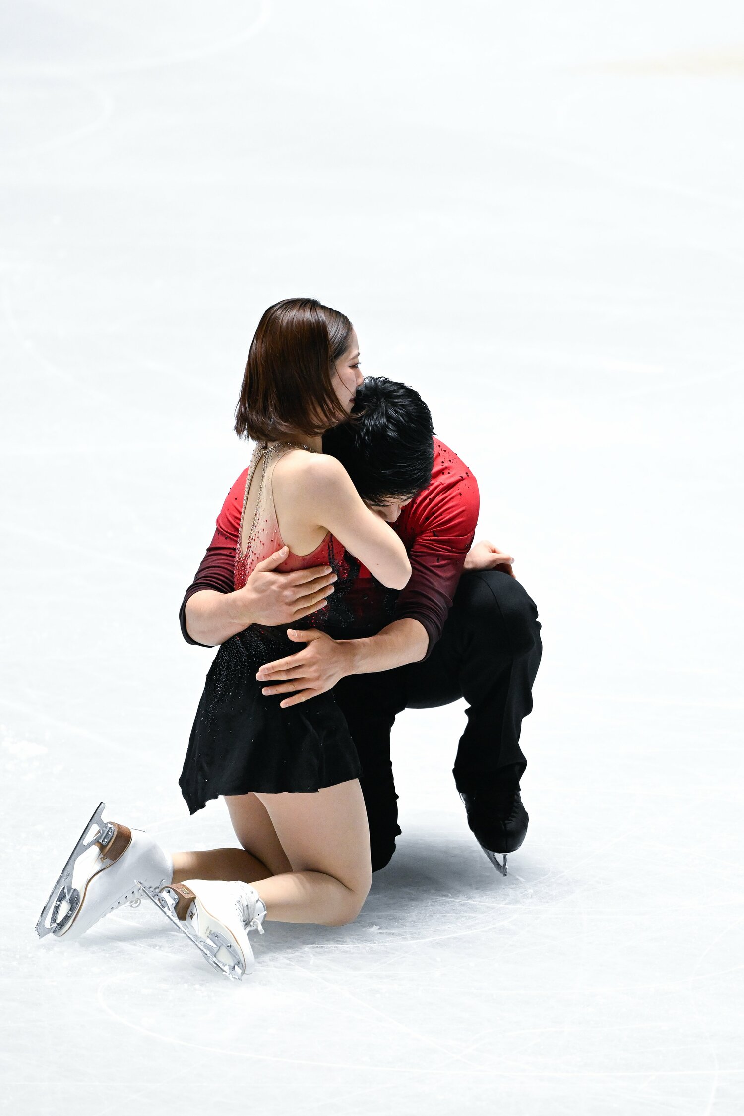 演技を終えた木原は、しゃがみこんで三浦を抱きしめた