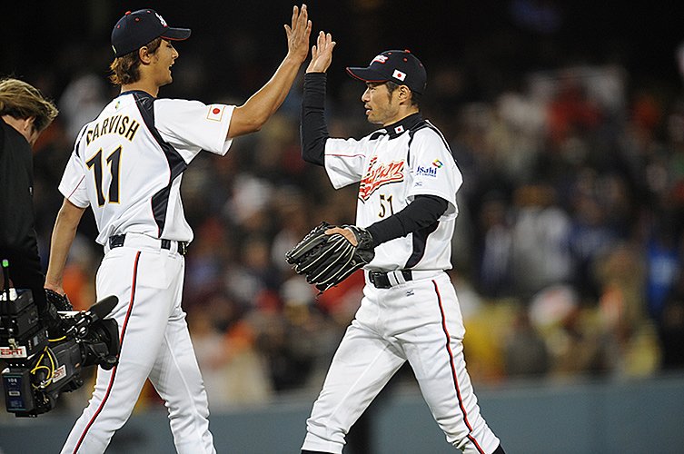 2009WBC準決勝後、イチローとハイタッチ©Naoya Sanuki