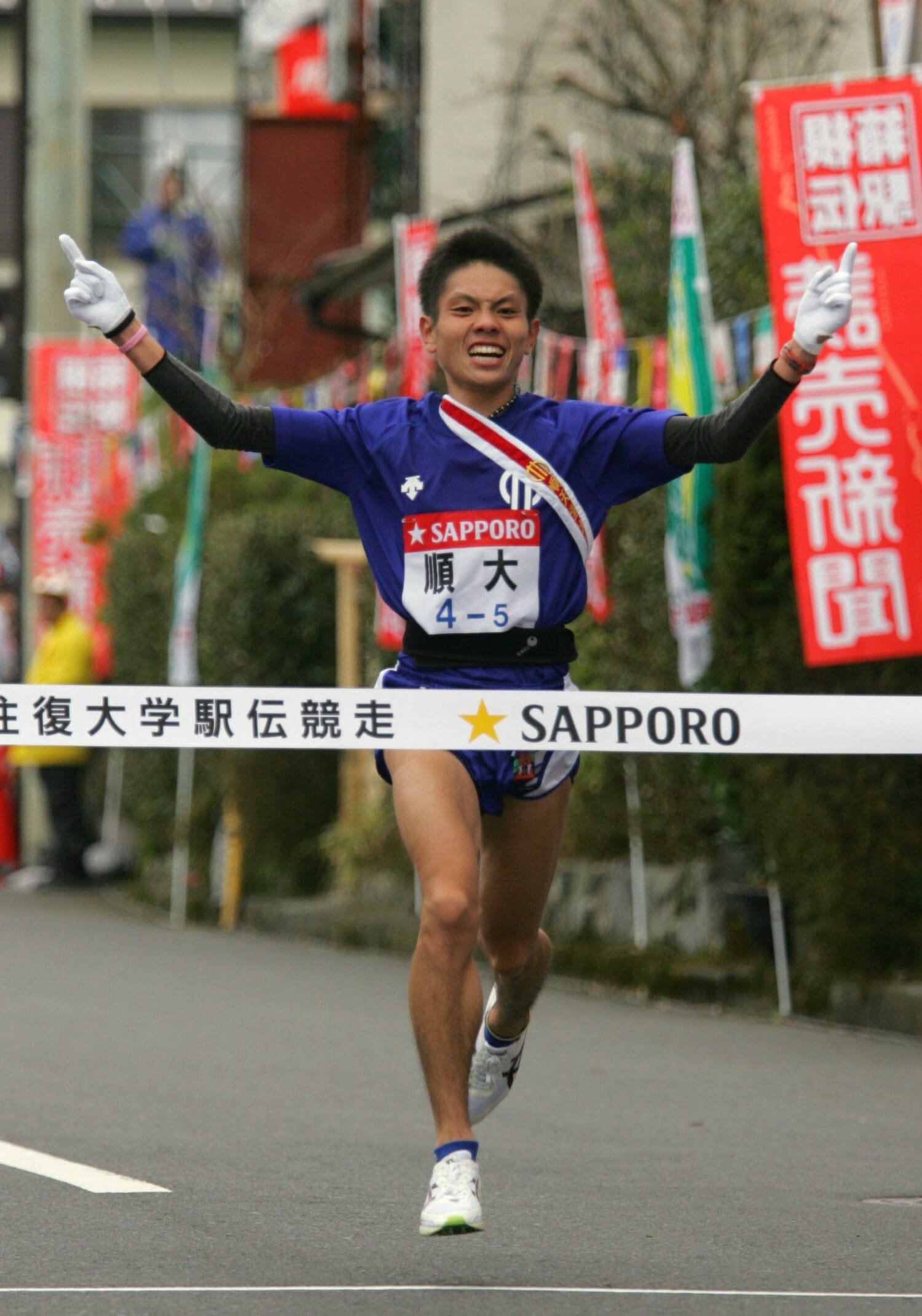 2007年大会で往路のゴールテープを切る順大の今井。ドラマチックなシーンだった　©︎JIJI PRESS