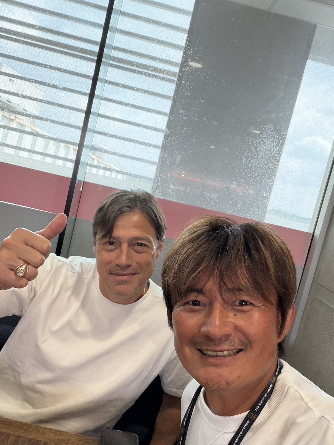 元アルゼンチン代表のマティアス・アルメイダさんと写真に収まる岩本さん。今年3月までラ・リーガのセビージャの指揮官を務め、来季からメキシコのモンテレイの監督に就任した　（写真＝岩本さん撮影）